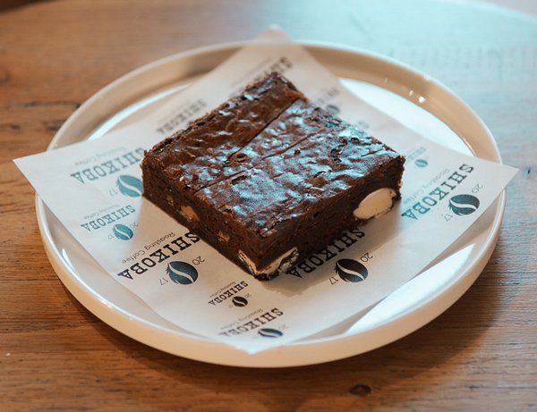 Beyaz Çikolatalı Cevizli Browni