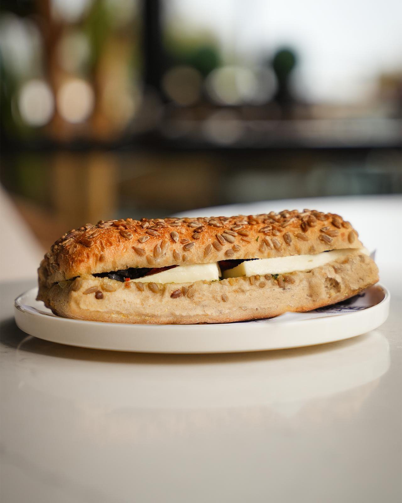 Бейгл с тремя сырами и маком