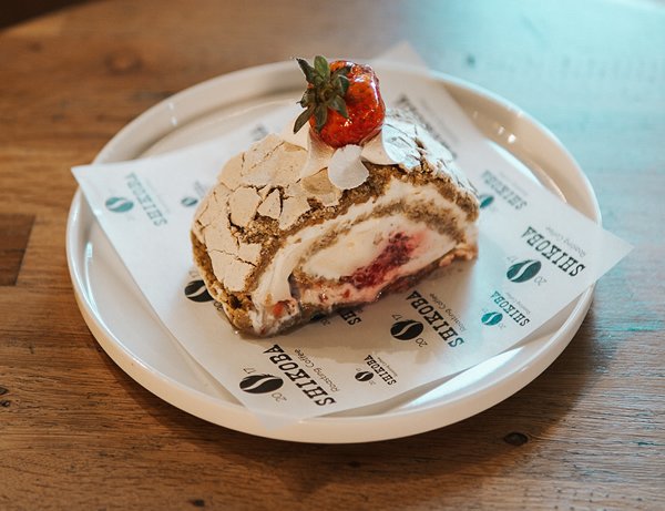 Павлова с фисташками и миндальной мукой